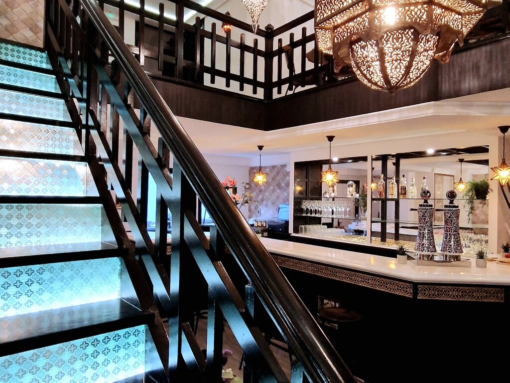 Barra y escaleras del restaurante Marroquillos